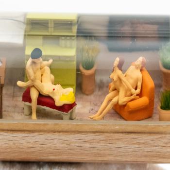 Dildo mit kleinem Diorama